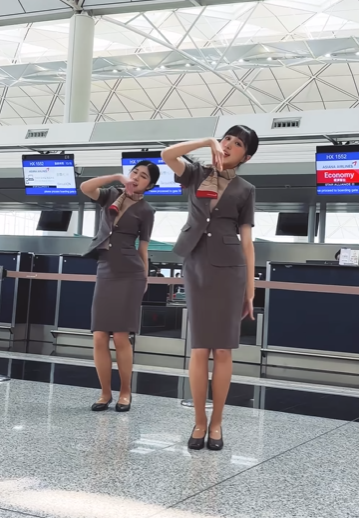 從韓亞航空的香港官方IG可見,不時發放空姐及空少於機場熱舞的影片,但始終未有交代是否本身是空姐抑或是外聘的舞蹈員。