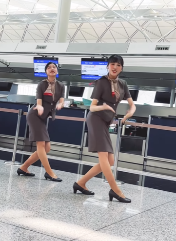 從韓亞航空的香港官方IG可見,不時發放空姐及空少於機場熱舞的影片,但始終未有交代是否本身是空姐抑或是外聘的舞蹈員。