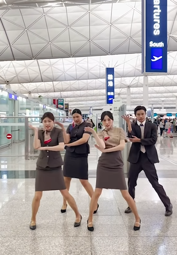從韓亞航空的香港官方IG可見,不時發放空姐及空少於機場熱舞的影片,但始終未有交代是否本身是空姐抑或是外聘的舞蹈員。
