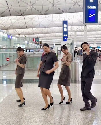 從韓亞航空的香港官方IG可見,不時發放空姐及空少於機場熱舞的影片,但始終未有交代是否本身是空姐抑或是外聘的舞蹈員。