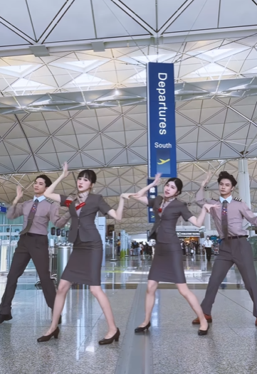 從韓亞航空的香港官方IG可見,不時發放空姐及空少於機場熱舞的影片,但始終未有交代是否本身是空姐抑或是外聘的舞蹈員。