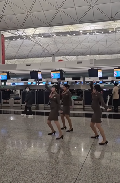 有網民近日在Facebook群組「空姐Secrets」內發布「如果阿頭叫你跳,你會點?」的30秒影片,3位身穿韓亞航空制服的女子,在香港機場離境大堂的航空公司櫃台前,伴隨強勁的歌曲節拍熱舞,舞步非常合拍整齊,恍如登台表演。