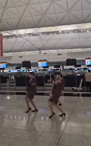 有網民近日在Facebook群組「空姐Secrets」內發布「如果阿頭叫你跳,你會點?」的30秒影片,3位身穿韓亞航空制服的女子,在香港機場離境大堂的航空公司櫃台前,伴隨強勁的歌曲節拍熱舞,舞步非常合拍整齊,恍如登台表演。