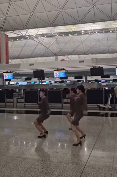 有網民近日在Facebook群組「空姐Secrets」內發布「如果阿頭叫你跳,你會點?」的30秒影片,3位身穿韓亞航空制服的女子,在香港機場離境大堂的航空公司櫃台前,伴隨強勁的歌曲節拍熱舞,舞步非常合拍整齊,恍如登台表演。