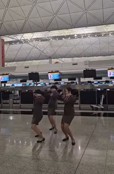 有網民近日在Facebook群組「空姐Secrets」內發布「如果阿頭叫你跳,你會點?」的30秒影片,3位身穿韓亞航空制服的女子,在香港機場離境大堂的航空公司櫃台前,伴隨強勁的歌曲節拍熱舞,舞步非常合拍整齊,恍如登台表演。