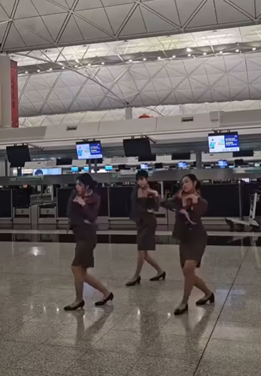 有網民近日在Facebook群組「空姐Secrets」內發布「如果阿頭叫你跳,你會點?」的30秒影片,3位身穿韓亞航空制服的女子,在香港機場離境大堂的航空公司櫃台前,伴隨強勁的歌曲節拍熱舞,舞步非常合拍整齊,恍如登台表演。
