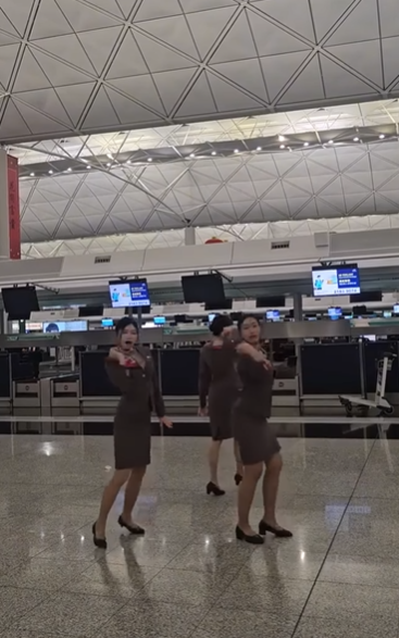 有網民近日在Facebook群組「空姐Secrets」內發布「如果阿頭叫你跳,你會點?」的30秒影片,3位身穿韓亞航空制服的女子,在香港機場離境大堂的航空公司櫃台前,伴隨強勁的歌曲節拍熱舞,舞步非常合拍整齊,恍如登台表演。