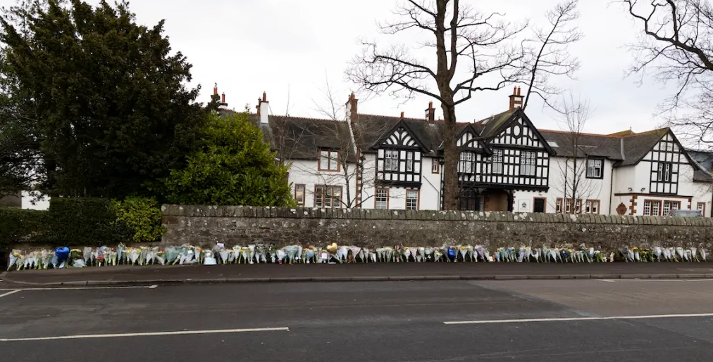 事後不少鄰居、同學和老師等到現場悼念,案發路旁放有數十束鮮花。(網上圖片)