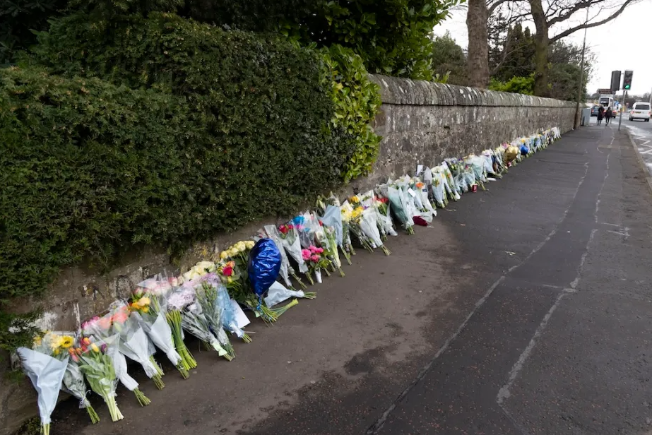 事後不少鄰居、同學和老師等到現場悼念,案發路旁放有數十束鮮花。(網上圖片)