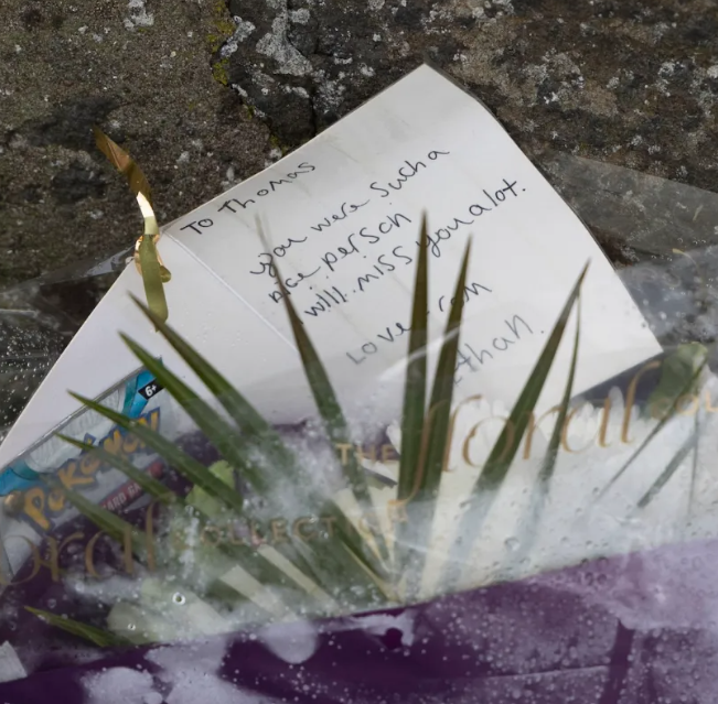 事後不少鄰居、同學和老師等到現場悼念,案發路旁放有數十束鮮花。(網上圖片)