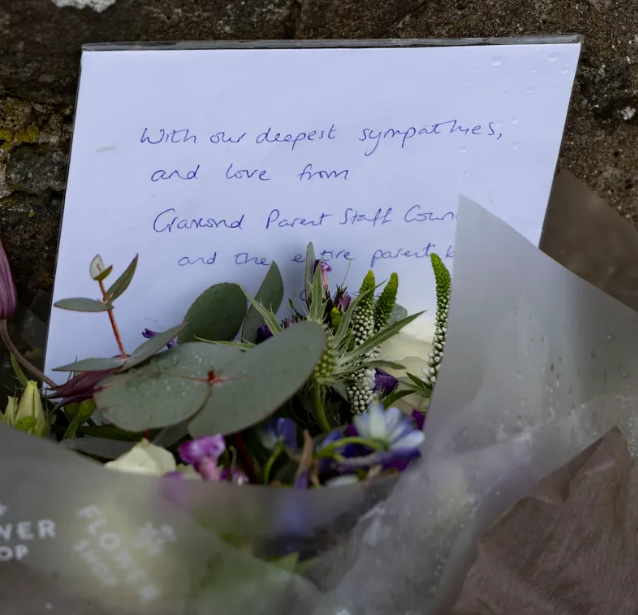 事後不少鄰居、同學和老師等到現場悼念,案發路旁放有數十束鮮花。(網上圖片)