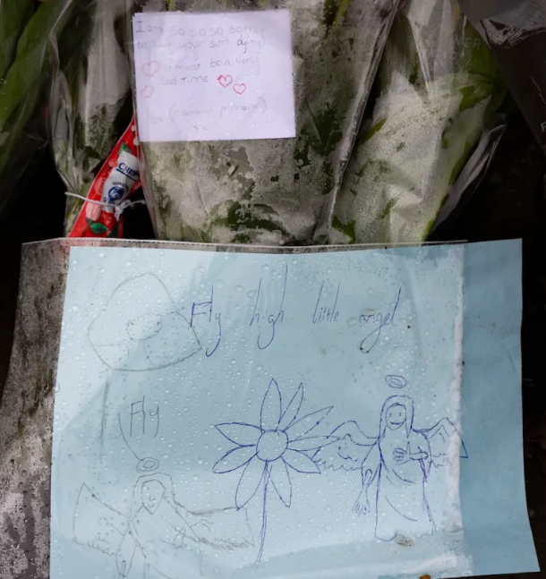 事後不少鄰居、同學和老師等到現場悼念,案發路旁放有數十束鮮花。(網上圖片)