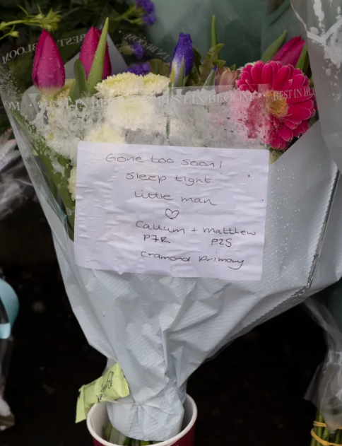 事後不少鄰居、同學和老師等到現場悼念,案發路旁放有數十束鮮花。(網上圖片)