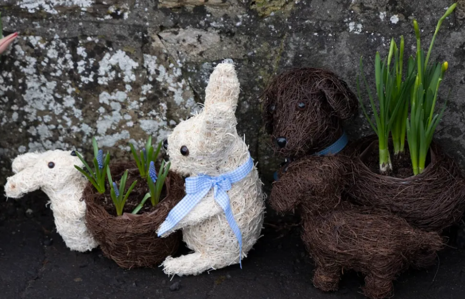 事後不少鄰居、同學和老師等到現場悼念,案發路旁放有數十束鮮花。(網上圖片)