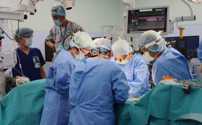 手術合共歷時約18小時,有約30名醫護人員參與。(京都大學醫院圖片)