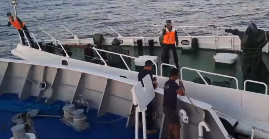 菲律賓海岸防衛隊發放的片段見到,中國海警船左舷前方與菲律賓海岸防衛隊船隻右舷船身發生擦撞。