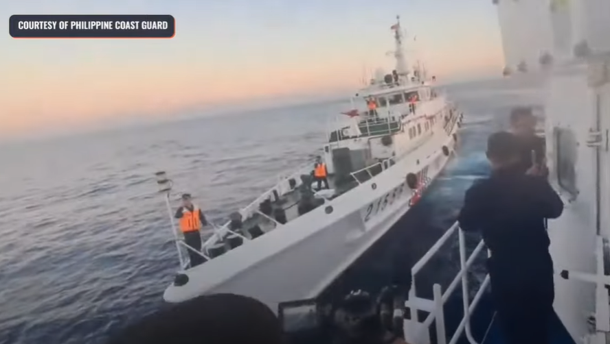 菲律賓海岸防衛隊發放的片段見到,中國海警船左舷前方與菲律賓海岸防衛隊船隻右舷船身發生擦撞。