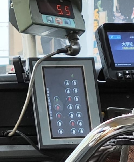 近日社交平台流傳照片,指有小巴已經安裝安全帶監察機,若乘客無扣會亮紅燈。顯示屏會向全車「直播」顯示目前有多少位乘客未佩戴安全帶,及車上有多少個空位。