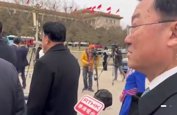 中國駐美大使謝鋒被問到時,稍楞了一下望向記者回答:「我還第一次聽說這個。」(《聯合早報》影片截圖)