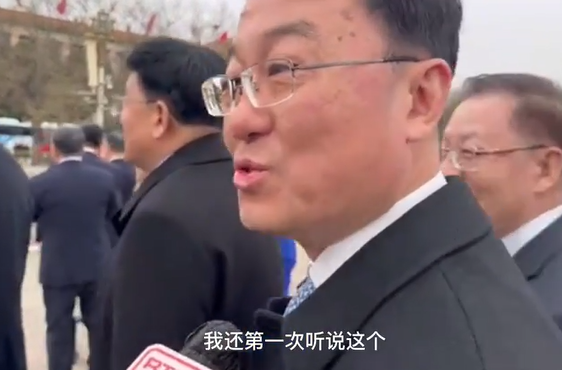 中國駐美大使謝鋒被問到時,稍楞了一下望向記者回答:「我還第一次聽說這個。」(《聯合早報》影片截圖)