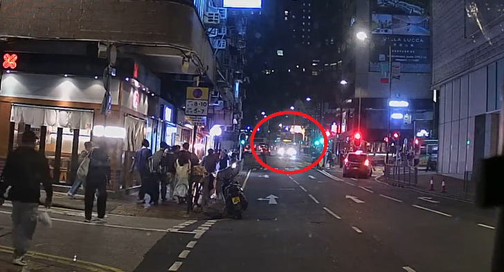 一輛車頭無顯示路線空載的雙層城巴,沿禮頓道往邊寧頓街方向行駛,當駛至加路連山道的燈位前,突逆線駛入禮頓道往高士威道方向的單程路。(facebook群組 車cam L(香港群組))