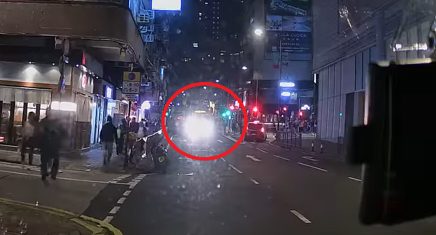 一輛車頭無顯示路線空載的雙層城巴,沿禮頓道往邊寧頓街方向行駛,當駛至加路連山道的燈位前,突逆線駛入禮頓道往高士威道方向的單程路。(facebook群組 車cam L(香港群組))