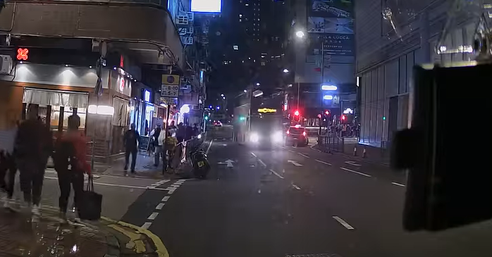 一輛車頭無顯示路線空載的雙層城巴,沿禮頓道往邊寧頓街方向行駛,當駛至加路連山道的燈位前,突逆線駛入禮頓道往高士威道方向的單程路。(facebook群組 車cam L(香港群組))