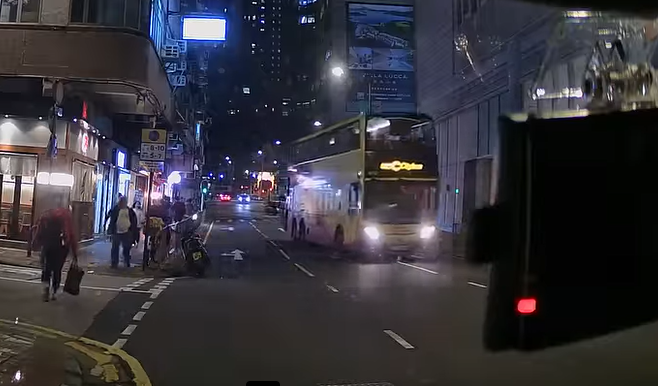 一輛車頭無顯示路線空載的雙層城巴,沿禮頓道往邊寧頓街方向行駛,當駛至加路連山道的燈位前,突逆線駛入禮頓道往高士威道方向的單程路。(facebook群組 車cam L(香港群組))