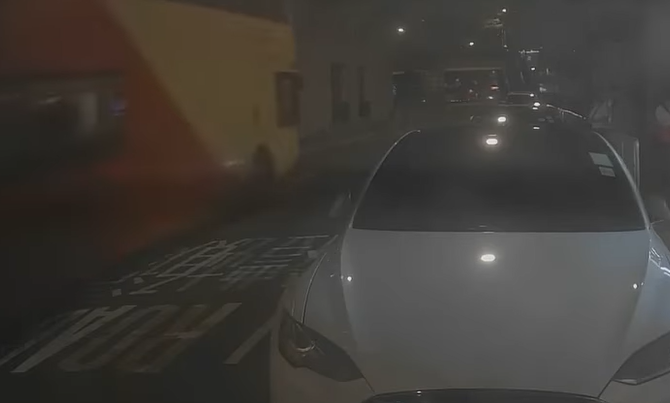 一輛車頭無顯示路線空載的雙層城巴,沿禮頓道往邊寧頓街方向行駛,當駛至加路連山道的燈位前,突逆線駛入禮頓道往高士威道方向的單程路。(facebook群組 車cam L(香港群組))