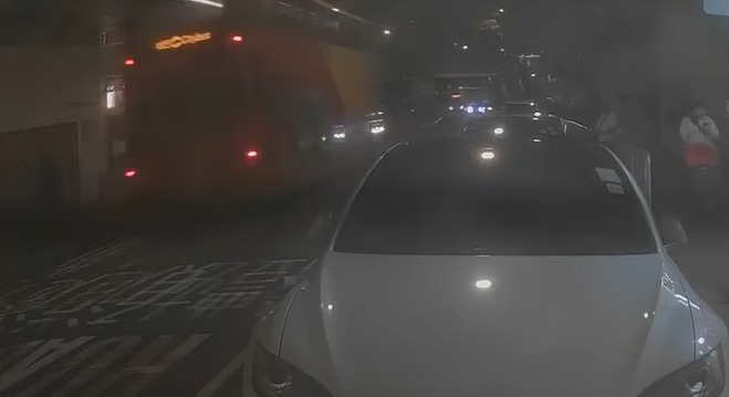 一輛車頭無顯示路線空載的雙層城巴,沿禮頓道往邊寧頓街方向行駛,當駛至加路連山道的燈位前,突逆線駛入禮頓道往高士威道方向的單程路。(facebook群組 車cam L(香港群組))