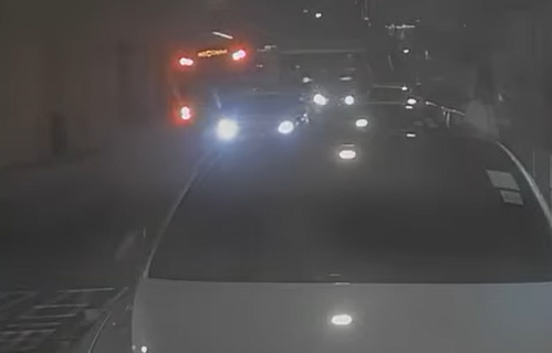 一輛車頭無顯示路線空載的雙層城巴,沿禮頓道往邊寧頓街方向行駛,當駛至加路連山道的燈位前,突逆線駛入禮頓道往高士威道方向的單程路。(facebook群組 車cam L(香港群組))