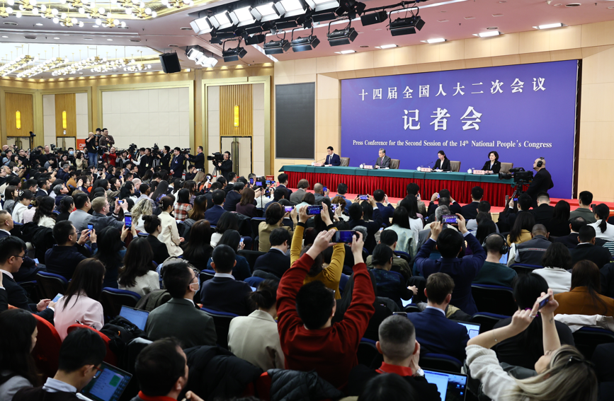 中共中央政治局委員、外長王毅今日(7日)出席兩會外長記者會。(新華社)