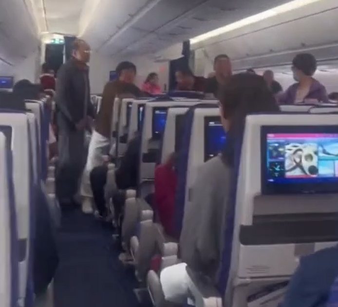 由三亞飛往北京的南方航空CZ8805航班上,因有乘客登機時往引擎丟硬幣「祈福」,導致飛機延誤。
