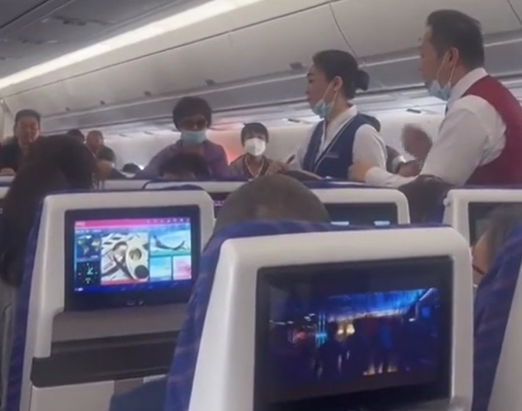 由三亞飛往北京的南方航空CZ8805航班上,因有乘客登機時往引擎丟硬幣「祈福」,導致飛機延誤。