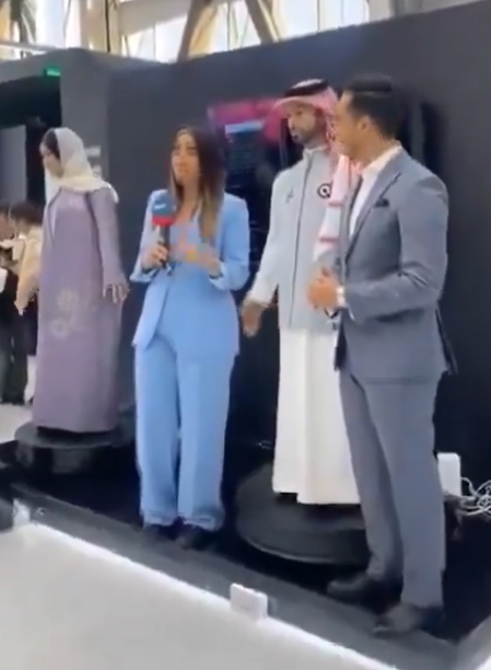 沙特阿拉伯的人工智能峰會活動上,一名男形機械人疑「鹹豬手」性騷擾女記者,觸摸到對方臀部,發明者團隊回應稱其行為屬技術故障引發,將糾正程式錯誤,向該名女記者公開道歉。