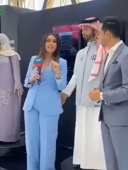 沙特阿拉伯的人工智能峰會活動上,一名男形機械人疑「鹹豬手」性騷擾女記者,觸摸到對方臀部,發明者團隊回應稱其行為屬技術故障引發,將糾正程式錯誤,向該名女記者公開道歉。