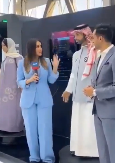 沙特阿拉伯的人工智能峰會活動上,一名男形機械人疑「鹹豬手」性騷擾女記者,觸摸到對方臀部,發明者團隊回應稱其行為屬技術故障引發,將糾正程式錯誤,向該名女記者公開道歉。