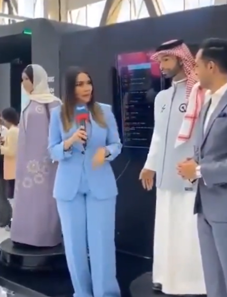 沙特阿拉伯的人工智能峰會活動上,一名男形機械人疑「鹹豬手」性騷擾女記者,觸摸到對方臀部,發明者團隊回應稱其行為屬技術故障引發,將糾正程式錯誤,向該名女記者公開道歉。