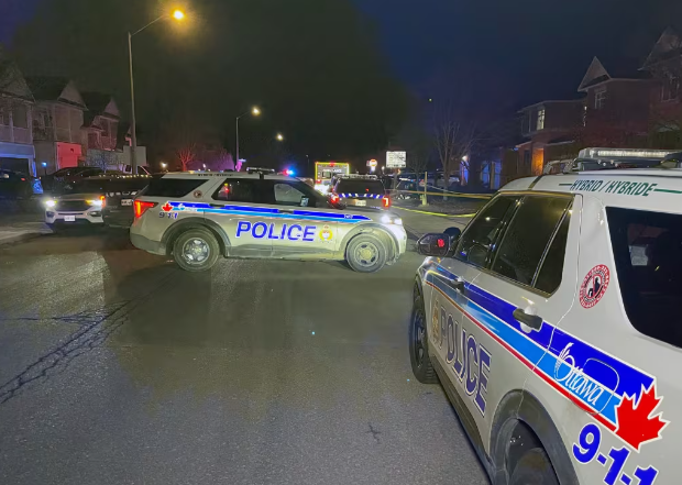 警方接獲報案後,到渥太華西南部市郊巴爾黑文(Barrhaven)的案發房屋調查。(網上圖片)