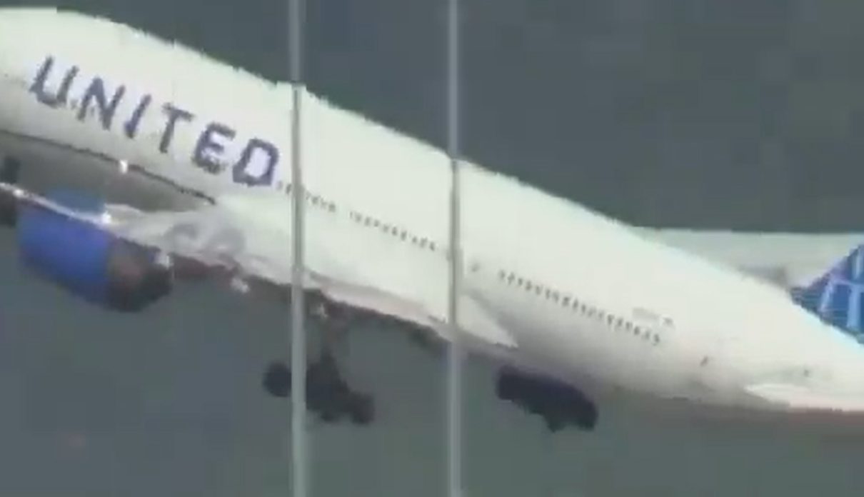 有民眾拍下「甩轆」一刻的片段。(影片截圖)