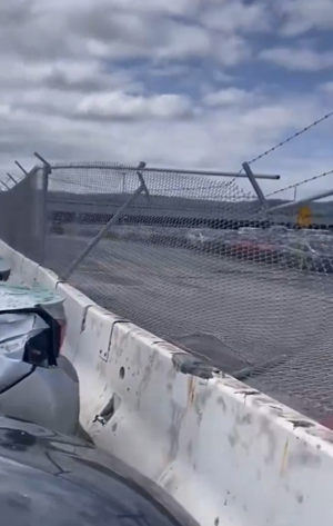 飛機脫落的輪胎落在機場員工使用的地面停車場,多架汽車受損。(影片截圖)