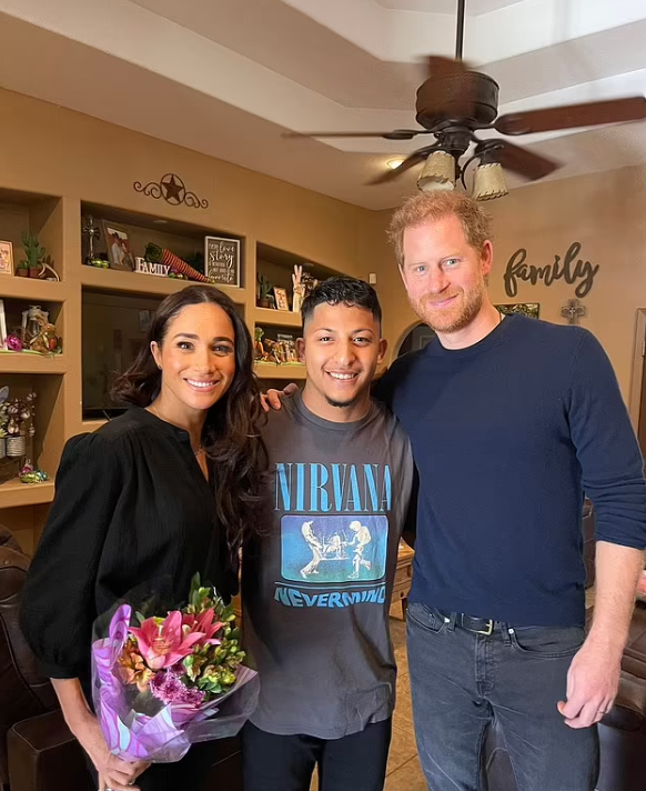 哈里梅根與在槍擊案中犧牲的女教師姪兒合照。(互聯網)