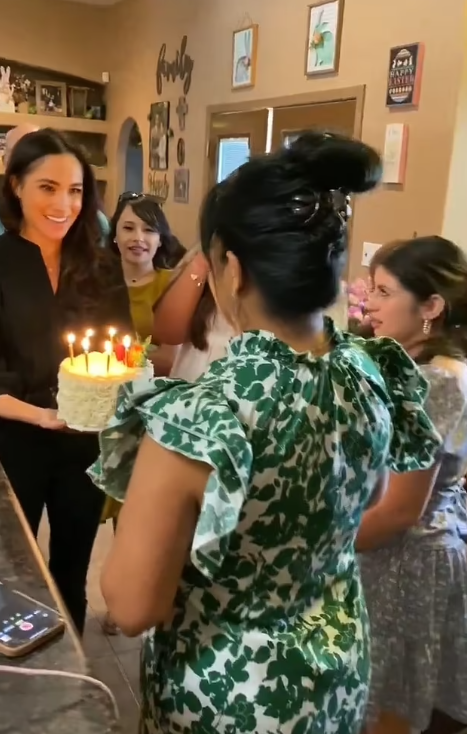 梅根親手送上生日蛋糕。(互聯網)