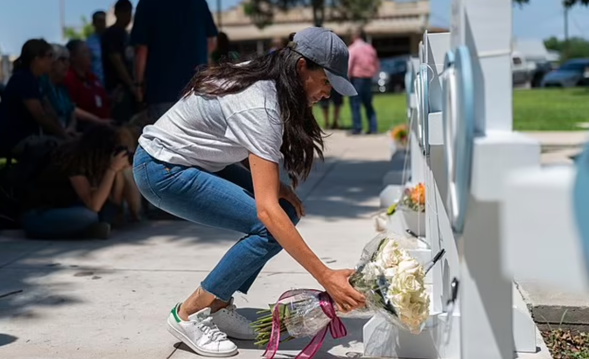 2022年梅根曾向死難者學生獻花。(美聯社)