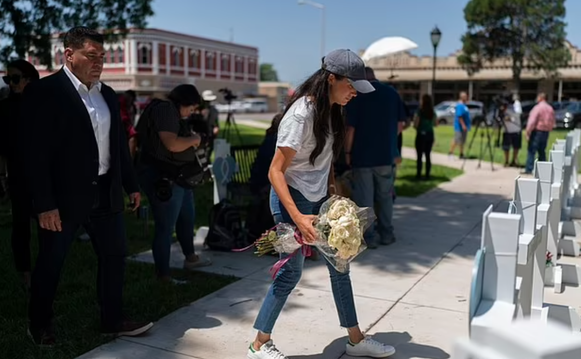 2022年梅根曾向死難者學生獻花。(美聯社)