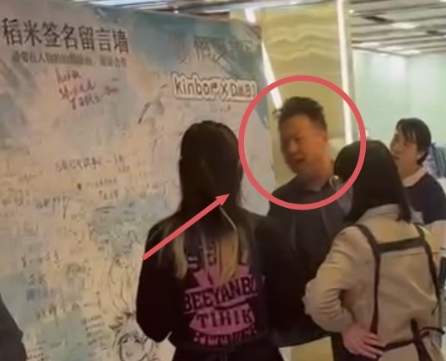 廣州市一間商場昨日(10日)展出內地作家「南派三叔」創作知名網上小說《盜墓筆記》的簽名牆,不料有男子誤以為是日本動漫,當場大鬧怒砸破壞簽名牆,最終被公安帶走。