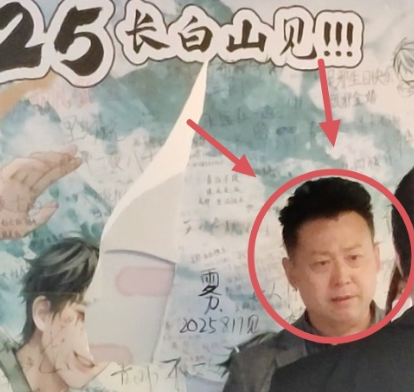 廣州市一間商場昨日(10日)展出內地作家「南派三叔」創作知名網上小說《盜墓筆記》的簽名牆,不料有男子誤以為是日本動漫,當場大鬧怒砸破壞簽名牆,最終被公安帶走。