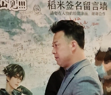 廣州市一間商場昨日(10日)展出內地作家「南派三叔」創作知名網上小說《盜墓筆記》的簽名牆,不料有男子誤以為是日本動漫,當場大鬧怒砸破壞簽名牆,最終被公安帶走。