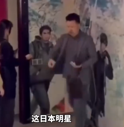 廣州市一間商場昨日(10日)展出內地作家「南派三叔」創作知名網上小說《盜墓筆記》的簽名牆,不料有男子誤以為是日本動漫,當場大鬧怒砸破壞簽名牆,最終被公安帶走。