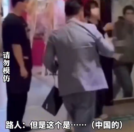 廣州市一間商場昨日(10日)展出內地作家「南派三叔」創作知名網上小說《盜墓筆記》的簽名牆,不料有男子誤以為是日本動漫,當場大鬧怒砸破壞簽名牆,最終被公安帶走。